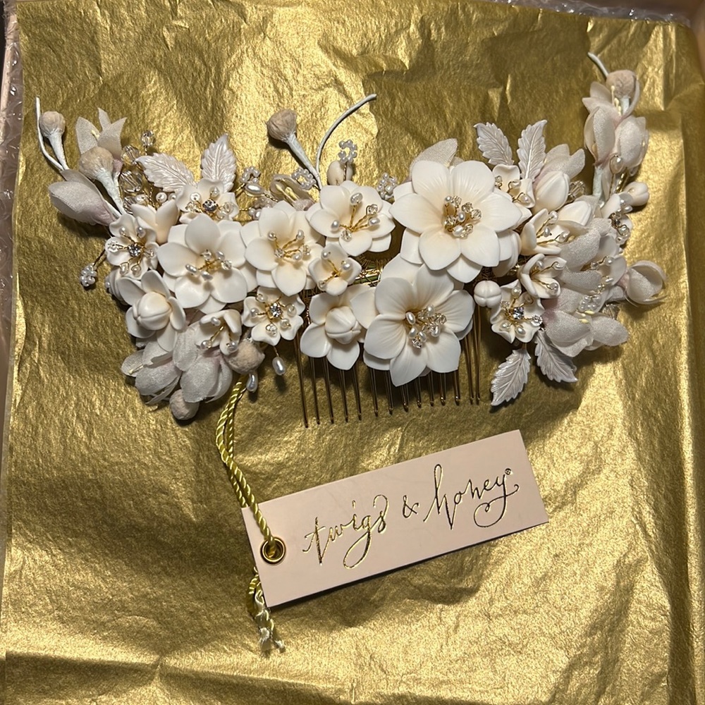 Creamy floral garden comb